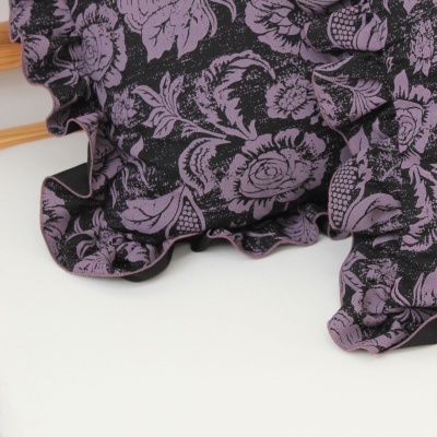 tecido lilás com padrão floral preto e bordas onduladas