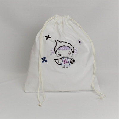 Saco branco de tecido com desenho infantil e cordão de fecho