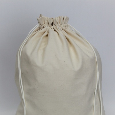 Mochila tipo saco em tecido cru com cordões brancos
