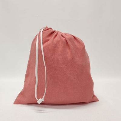 Bolsa de tecido cor-de-rosa com cordão branco