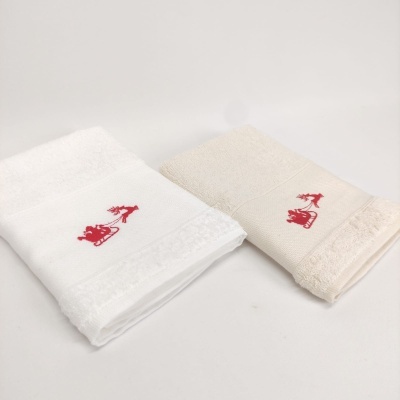 Dois panos de cozinha em algodão com bordado vermelho de santa num trenó