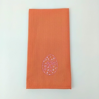 Toalha laranja com bordado de ovo decorado