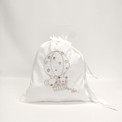 Saco de tecido branco com bordado de balão e ratinhos