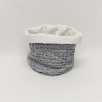 Cesto cinzento tricotado com interior branco e borda dobrada