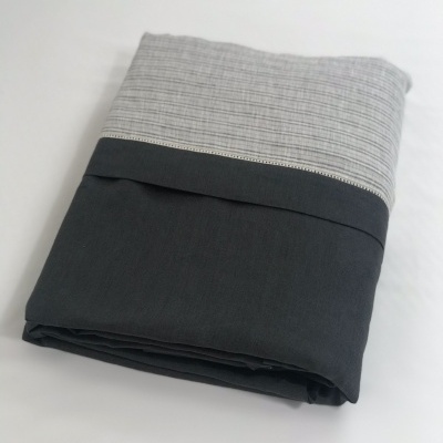 conjunto roupa de cama cinza claro riscas e cinza escuro