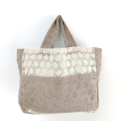 Mala de mão bege com renda branca e alças curtas