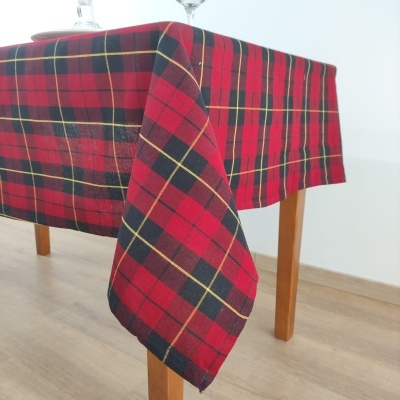 Toalha de mesa xadrez vermelha e preta em mesa de madeira