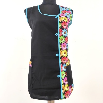 Vestido preto com padrão floral colorido e botões azuis