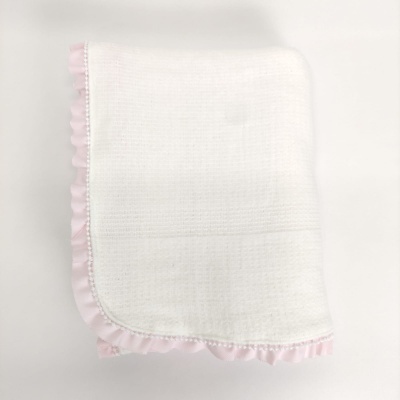 Fralda branca com borda rosa com folhos