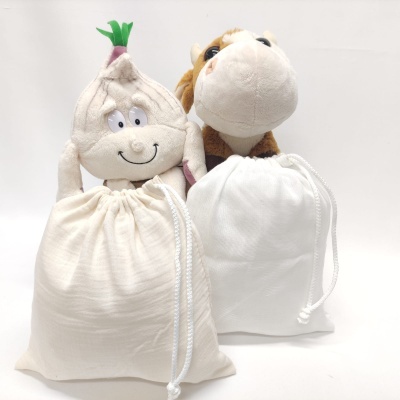 Duas bolsas de pano branco com brinquedos de pelúcia de alho e cavalo