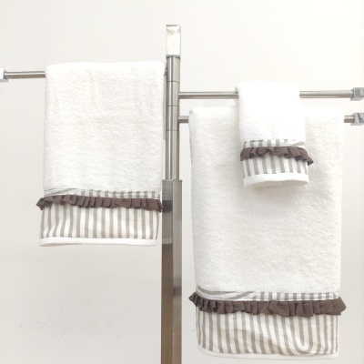 Conjunto de toalhas brancas com bordado listrado bege e branco e franja castanha