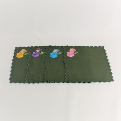 Conjunto de quatro panos verdes com bordas onduladas e flores bordadas coloridas