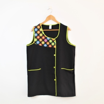 Colete preto com detalhe floral colorido e contorno verde