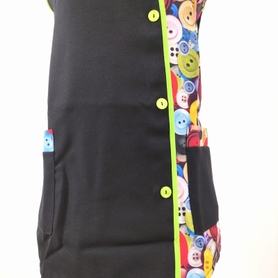 Colete preto com padrão colorido de botões e botão de pressão amarelo