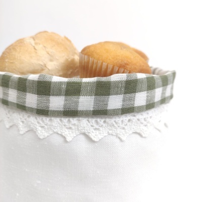 Cesto branco com pão e muffin dentro, forro verde xadrez