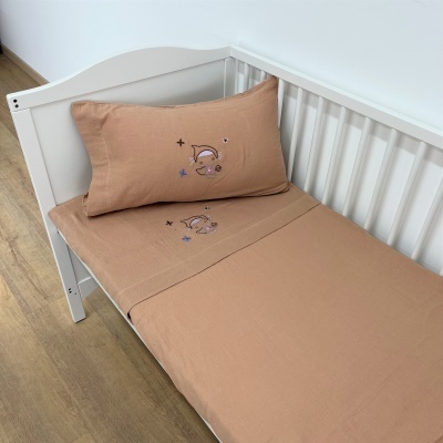 Conjunto de cama para berço castanho com bordado de raposa e estrelas