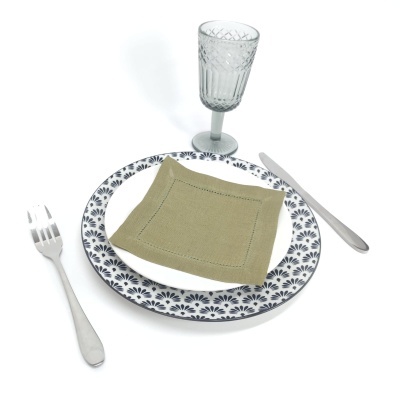 Conjunto de prato, talheres e copo com padrão azul e verde