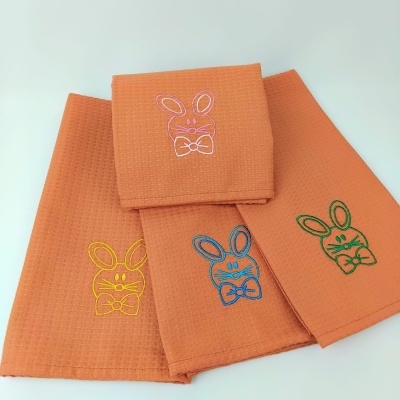 Conjunto de panos de cozinha laranja com bordado colorido de coelhos e laços