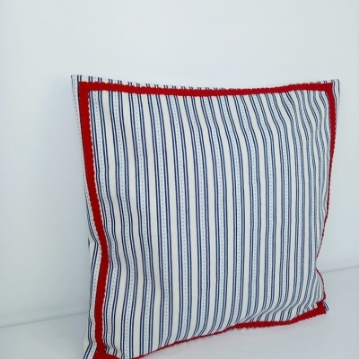 almofada riscas azuis com borda vermelha