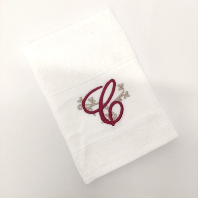 Toalha branca com bordado monograma vermelho e bege