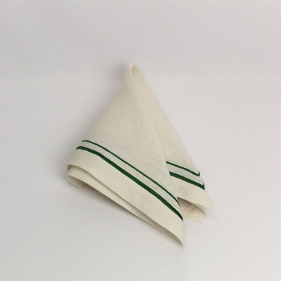 Guardanapo branco com linhas verdes nas bordas sobre fundo branco