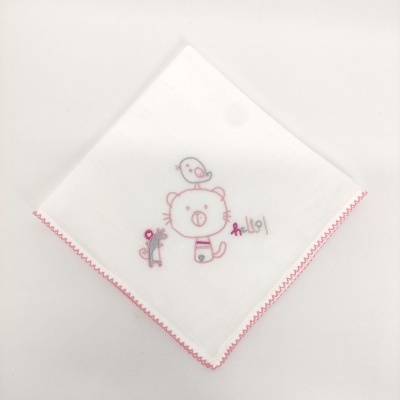 Pano branco com bordados coloridos de urso, passarinho, flor e texto hello.