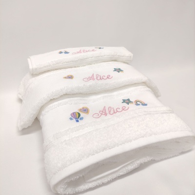 Três toalhas brancas bordadas com o nome 'Alice' e desenhos coloridos