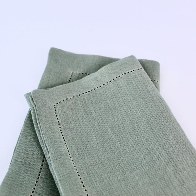 pano verde-acinzentado com borda perfurada dobrado