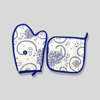 luva e pega para panelas brancas com padrão azul e bordas azul royal
