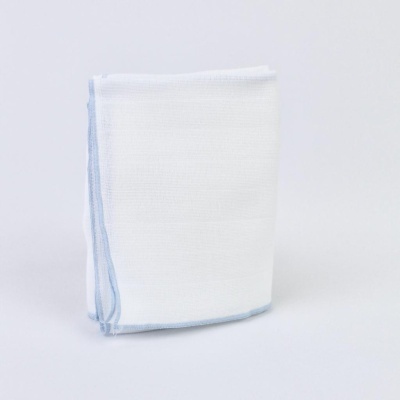 Toalha ou pano branco com borda azul claro