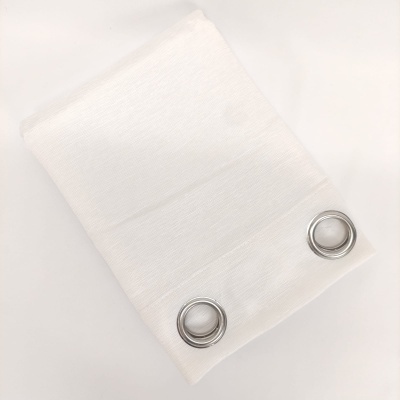 tecido branco texturizado com ilhóses prateados