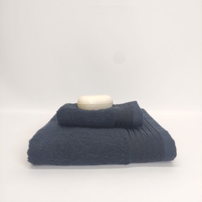 Conjunto de toalhas azul-escuras com sabonete branca