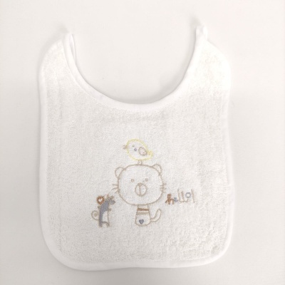 Babete branco com bordado de gato, pássaro e rato e texto 'hi, lol'