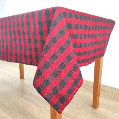 Toalha de mesa xadrez vermelho e preto numa mesa de madeira