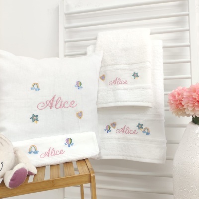 Toalhas brancas personalizadas com nome Alice e bordados coloridos