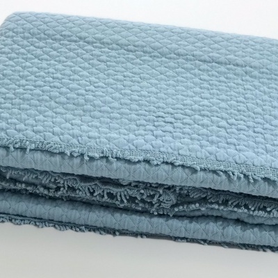 Manta azul clara de textura colmeia dobrada com interior felpudo