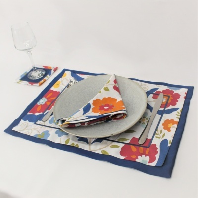 Conjunto de jantar com prato cinza e acessórios estampados com flores coloridas