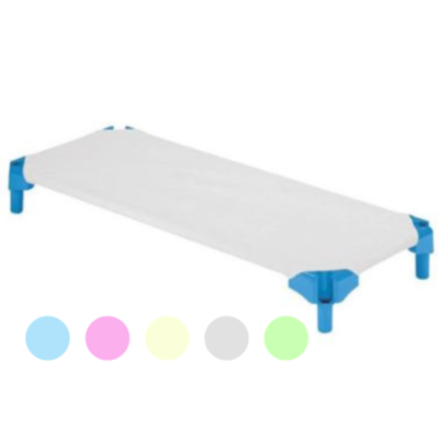 Cama infantil elevada com estrutura azul e tecido branco