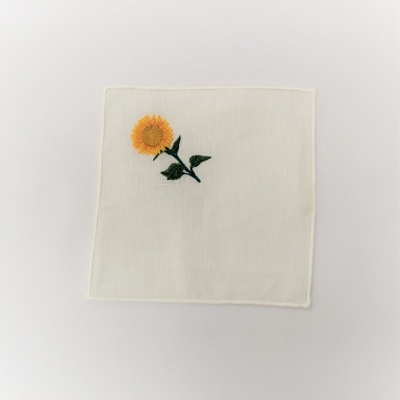 Pano branco quadrado com bordado de girassol amarelo e verde