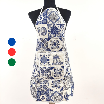 Avental de cozinha branco com padrões azuis inspirados em azulejos portugueses, com bolsos frontais e alças no pescoço e lateral.