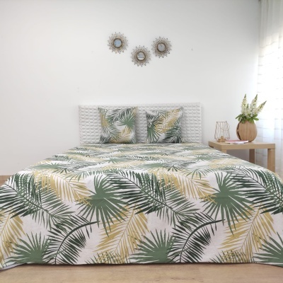 Conjunto de cama com padrão de folhas e decoração minimalista