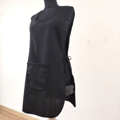 Avental preto de tecido com bolso e alças à vista, em manequim