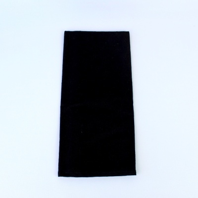 Toalha preta dobrada sobre fundo branco