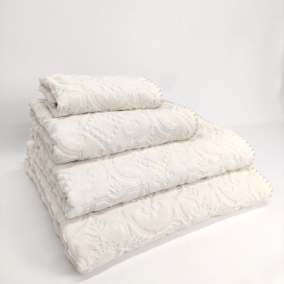 Conjunto de toalhas brancas decorativas com padrão floral e borda decorativa