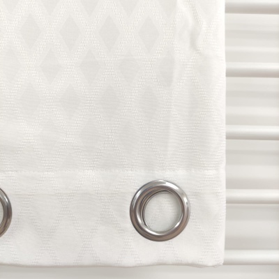 Cortina branca com padrão geométrico e ilhós metálicos prateados