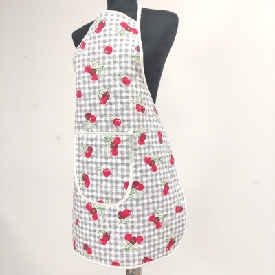Avental de cozinha com padrão de quadrados cinza e brancos e cerejas vermelhas