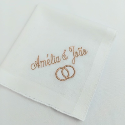 Lenço branco com nomes bordados e anéis entrelaçados