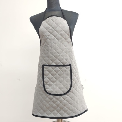 Avental cinzento acolchoado com bolso e bordas pretas no manequim preto