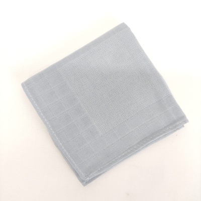 Lenço de tecido cinza claro dobrado