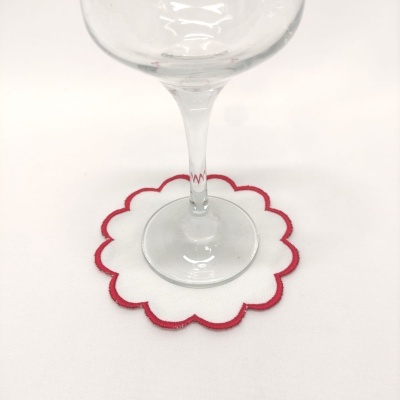 Base para copo branco com borda vermelha em tecido e copo de vidro
